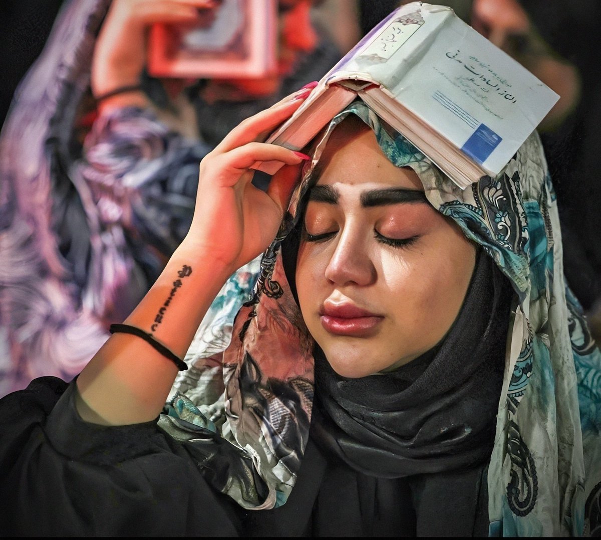 اون قرآن رو می‌ذاره رو سرش، ولی قرآن اونو به بیضه‌ی چپ یه مرد هم حساب نمی‌کنه...