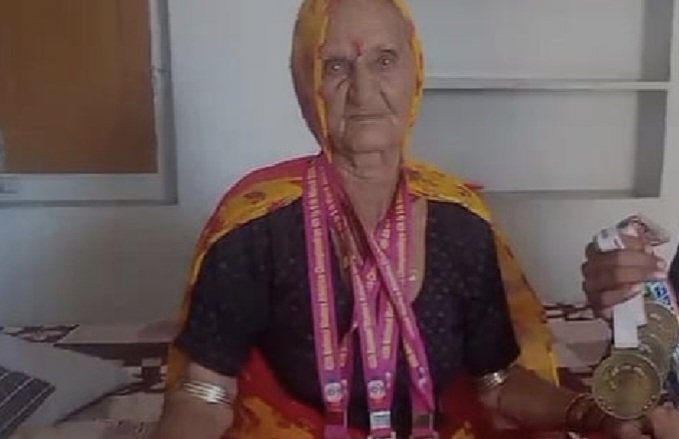 Sirohikiaawaz's tweet photo. #Jaipur #Bikaner #Granny #GoldMedals #Panidevi #WomenPower #Rajesthan #WomensHistory
जयपुर. बीकानेर की दादी जिन्होंने 93 साल की उम्र में एथलेटिक्स में 3 स्वर्ण पदक जीते,
93 वर्षीय पानी देवी गोदारा ने बेंगलुरु में आयोजित 45वीं नेशनल मास्टर एथलेटिक्स चैंपियनशिप में 3 गोल्ड मेडल जीतकर नया इतिहास रचा है,
उन्होंने शॉट पुट, 100 मीटर दौड़ और डिस्कस थ्रो में यह गोल्ड मेडल जीते, और अपने बेहद मजबूत जज्बे के साथ इस बढ़ती उम्र में भी अपनी ऊर्जा और जुनून का प्रदर्शन किया ।