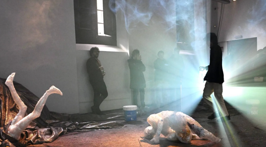 Rubén Ramos Nogueira escribe sobre 'Mañana será otra día', exposición de Pol Clusella Arimany en La Capella hasta el 20 de abril. 

🔗tea-tron.com/lacapella/blog….