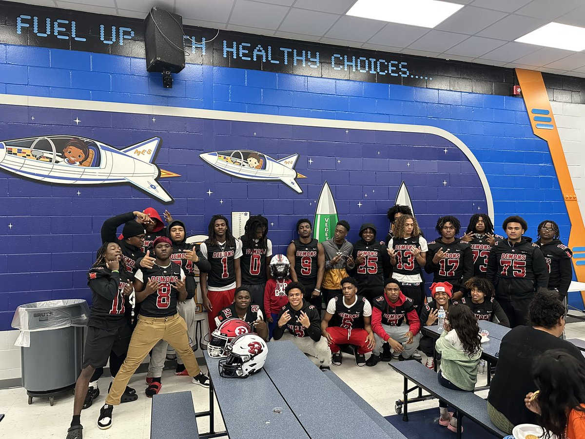 robinsfootball1's tweet photo. Thanks to Miller Elementary for allowing us to be a part of their community involvement night! https://t.co/tIoFI9dxkp
