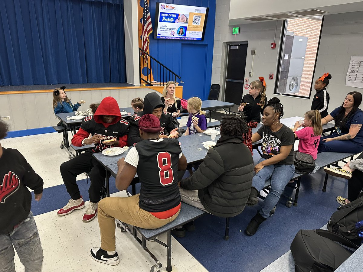 robinsfootball1's tweet photo. Thanks to Miller Elementary for allowing us to be a part of their community involvement night! https://t.co/tIoFI9dxkp