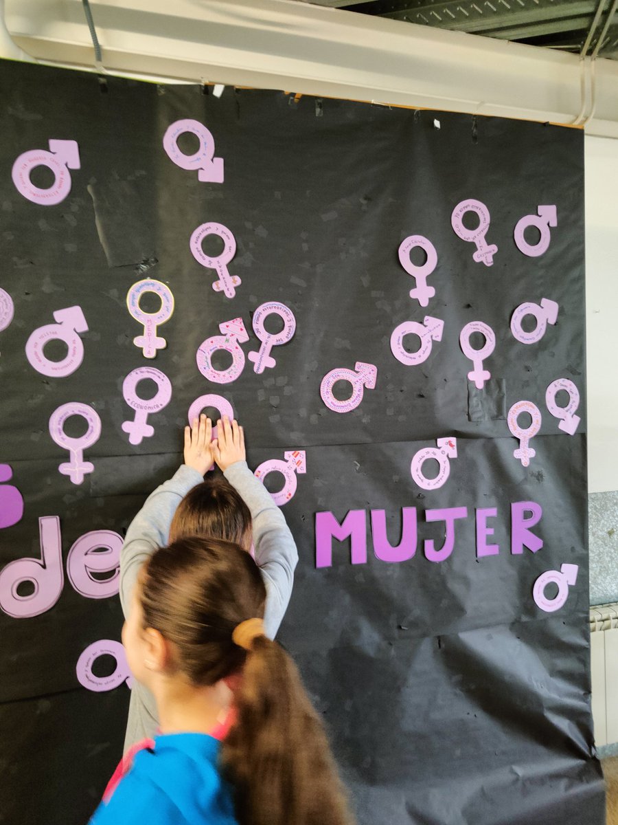 Diseña del icono "Yo rompo estereotipos y de mayor quiero ser..." para el mural del Mes de la Mujer, por la Red de cooperación e igualdad del centro y con la participación del #proyectoAulaDelFuturo y #ProyectoGenialidadesSinBarreras  <a href="/inclusionad/">Servicio de Inclusión y Atención a la Diversidad</a> <a href="/InnovacionForm/">Innovacion_Formación_Emprendimiento</a>