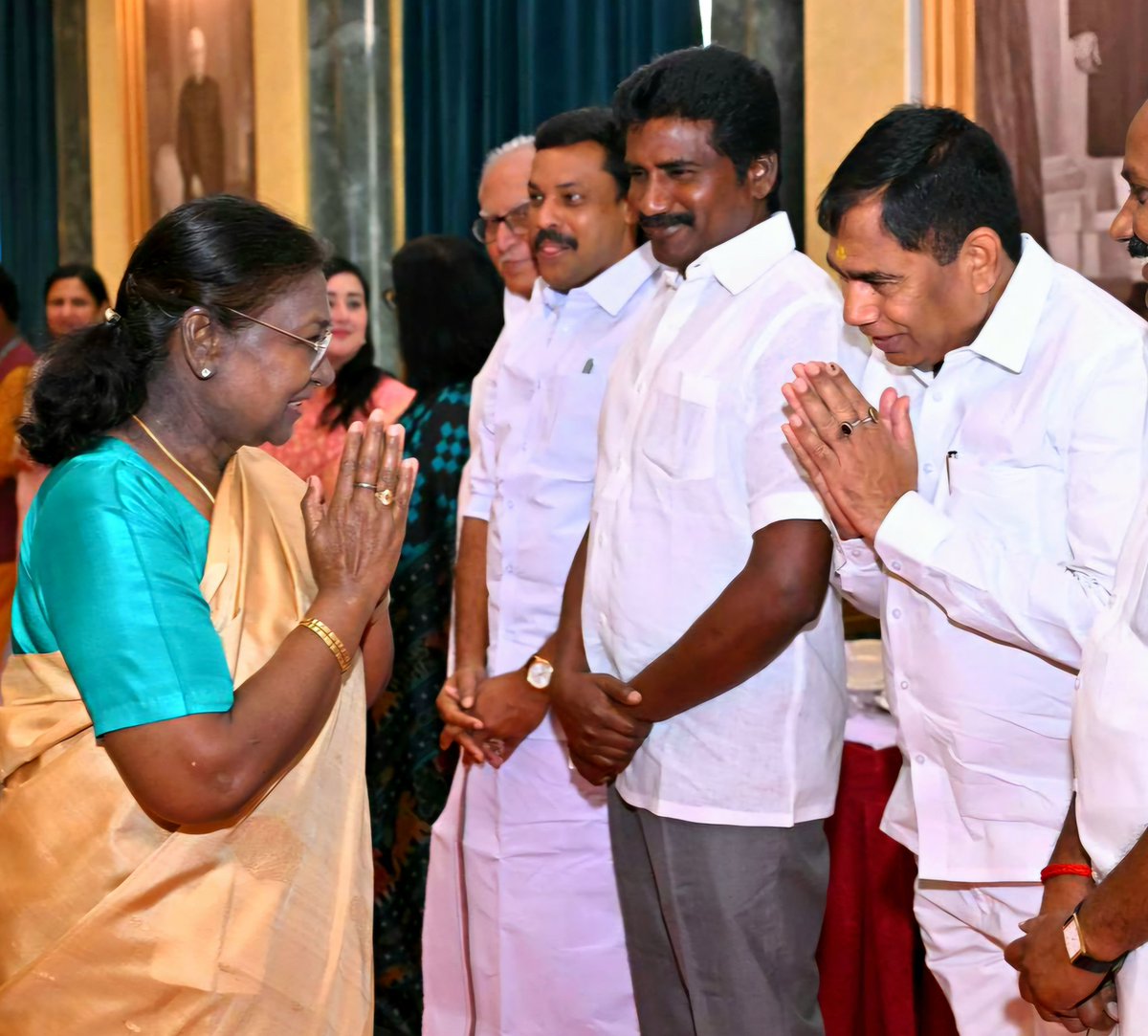 "आज राष्ट्रपति भवन में आयोजित विशेष कार्यक्रम में शामिल होने का अवसर मिला और भारत की माननीय राष्ट्रपति श्रीमती द्रौपदी मुर्मू जी से भेंट करने का सौभाग्य प्राप्त हुआ। यह एक अत्यंत प्रेरणादायक और सम्मानजनक क्षण रहा। ऐसे ऐतिहासिक अवसर न केवल हमारी जिम्मेदारियों की याद दिलाते हैं,