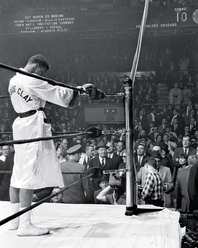 MuhammadAli's tweet photo. Muhammad Ali praying in corner of ring before the first bell of the fight vs Doug Jones at Madison Square Garden.
New York, NY.
3/13/1963.
๐ธ: @LeiferNeil
#MuhammadAli #Icon #Prayer #RingCorner #SpiritualFocus #BoxingLegend #FightNight https://t.co/0HZjZrhCfv
