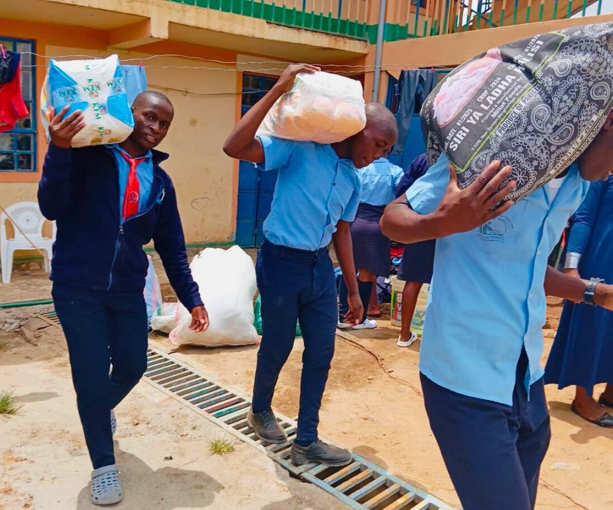 edukenya's tweet photo. Our high school students recently visited a children’s home in Wote, Kenya called Calosci. Despite their own background, students recognize the importance of giving back!

To learn more about eduKenya's approach or support initiatives like these, visit https://t.co/uSo3tI78Zq! https://t.co/x3DL4iixZ9