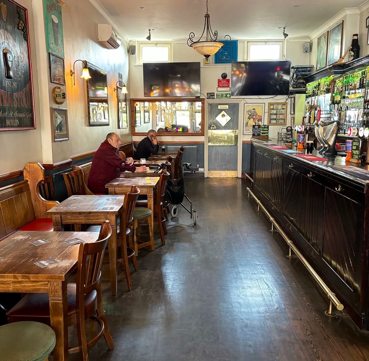LondonPubMap's tweet photo. Another independent pub that does pints for under a fiver and cash only, is The Ramble Inn in Tooting.
#rambleinn #tooting #fiver https://t.co/B04xufBwnU
