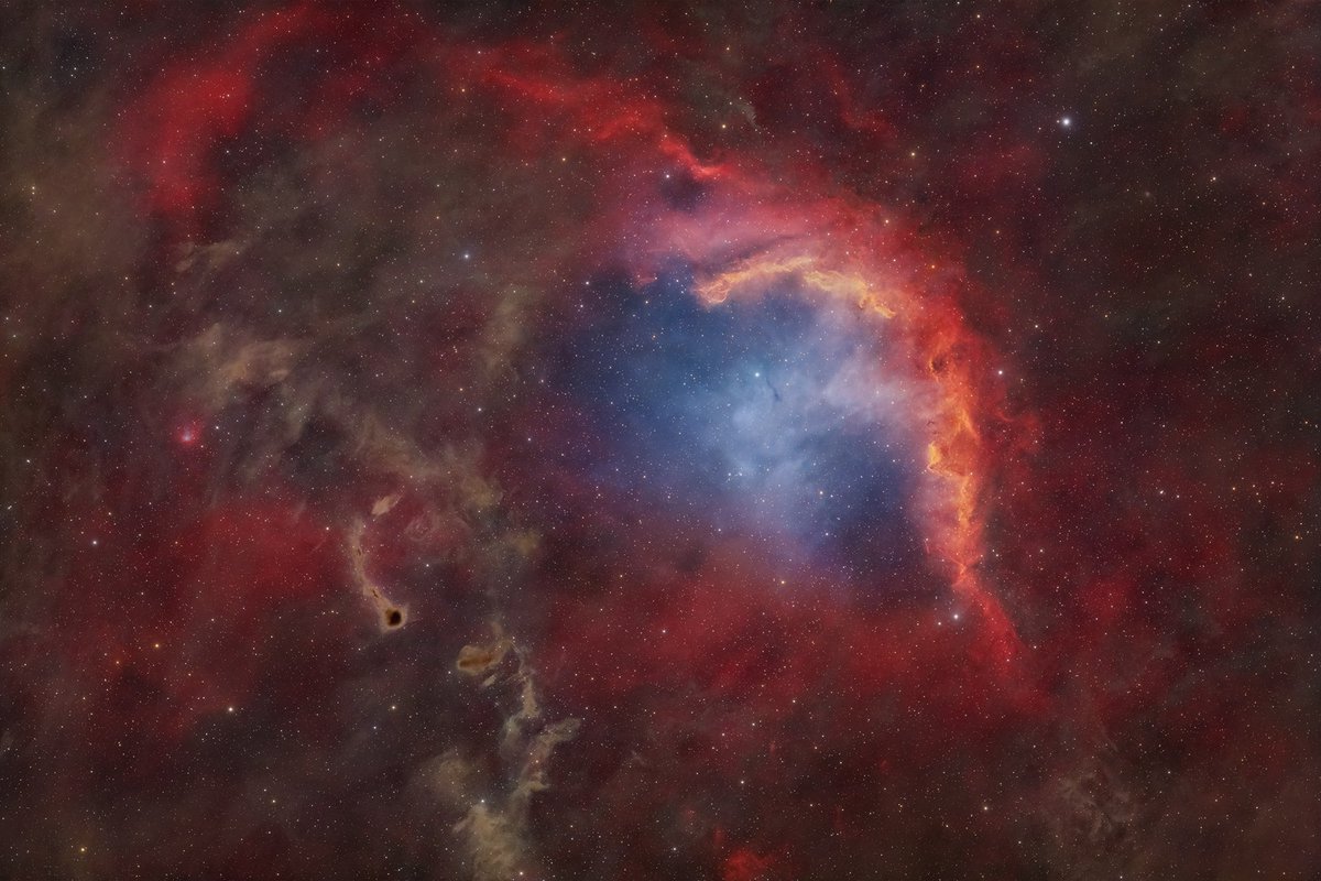 Voici Sh2-204, plus communément appelée la nébuleuse de la crevette. 55h de pose depuis le Maroc en LRVB-HOO. 🇲🇦
Crédit : team A.A.A