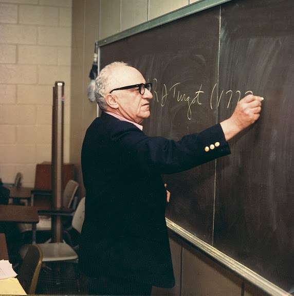 This economist created a philosophy based on one radical idea:

Government is the greatest threat to human freedom.

He is the godfather of anarcho-capitalism.

7 ideas from one of America’s most controversial economists that will transform your worldview🧵