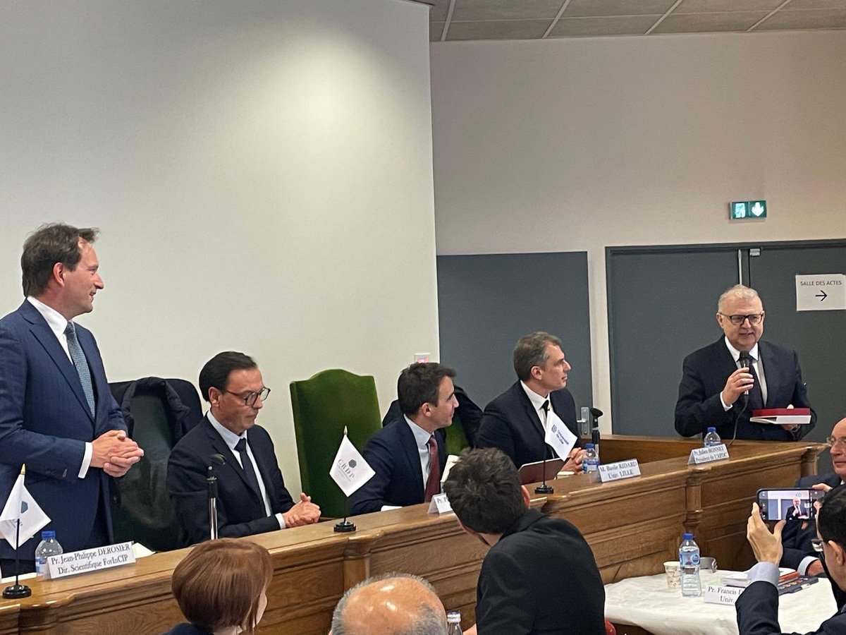 JPhDerosier's tweet photo. A l’occasion du 10e #ForInCIP, le sénateur de Pologne 🇵🇱 @kmujazdowski a remis la médaille du Sénat de Pologne au Prof. Derosier et aux intervenants du ForInCIP en reconnaissance du travail effectué. https://t.co/HyGtk8DSaV
