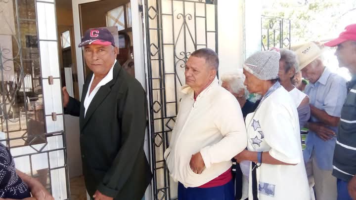 ManuelRAlfaro's tweet photo. La dirección de la AMPP en contramaestre realizo recorrido por lugares de interés del Cuartelito, Laguna Blanca. En este marco se visita el SAF de la localidad, para evaluar el servicio que se le presta a los ancianos y el BPA con el pago a jubilados. https://t.co/eBmUMtYynq