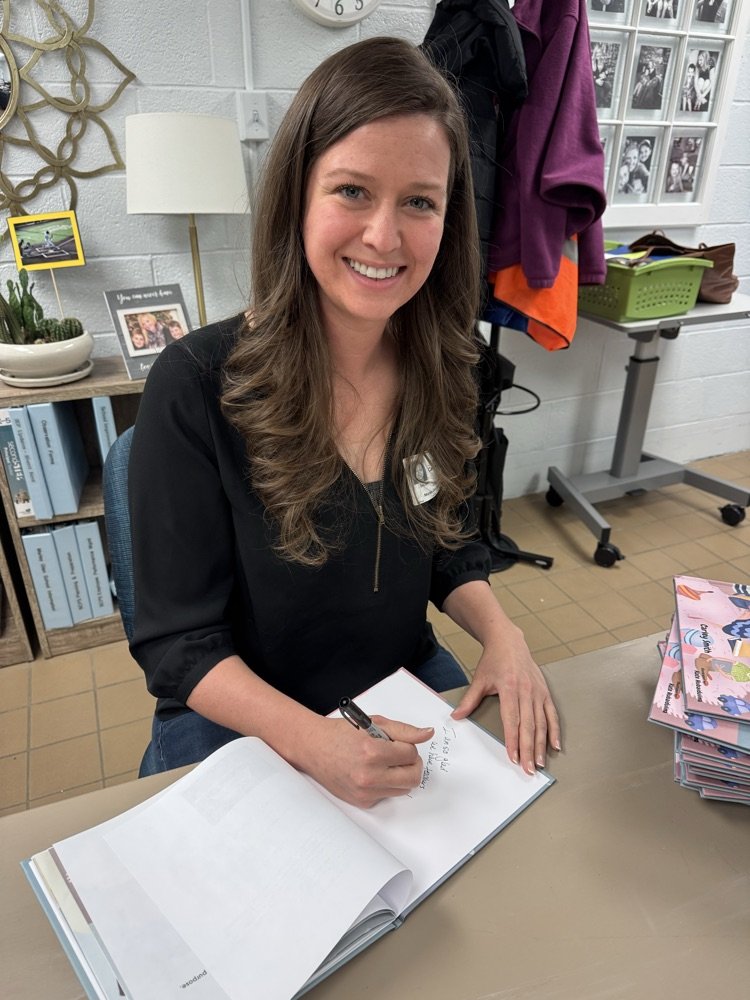 MarleyGlenAACPS's tweet photo. Carley Smith, author of the children's book We Do Things Differently And That's More Fun! visited today.  Not only is she an author, but the mother of Asher, a student here at Marley Glen! Thank you for sharing your time and talents with our students and staff! #AACPSAwesome https://t.co/y1KKllHrtv