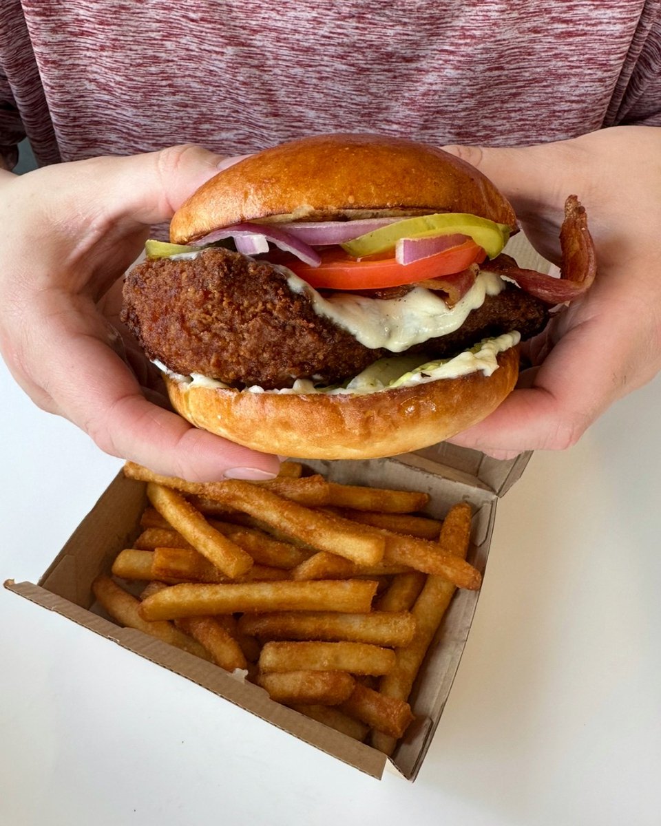 dashinstores's tweet image. Throw your hands up for our Chicken BLT Sandwich 🙌 🙌  #DashIn