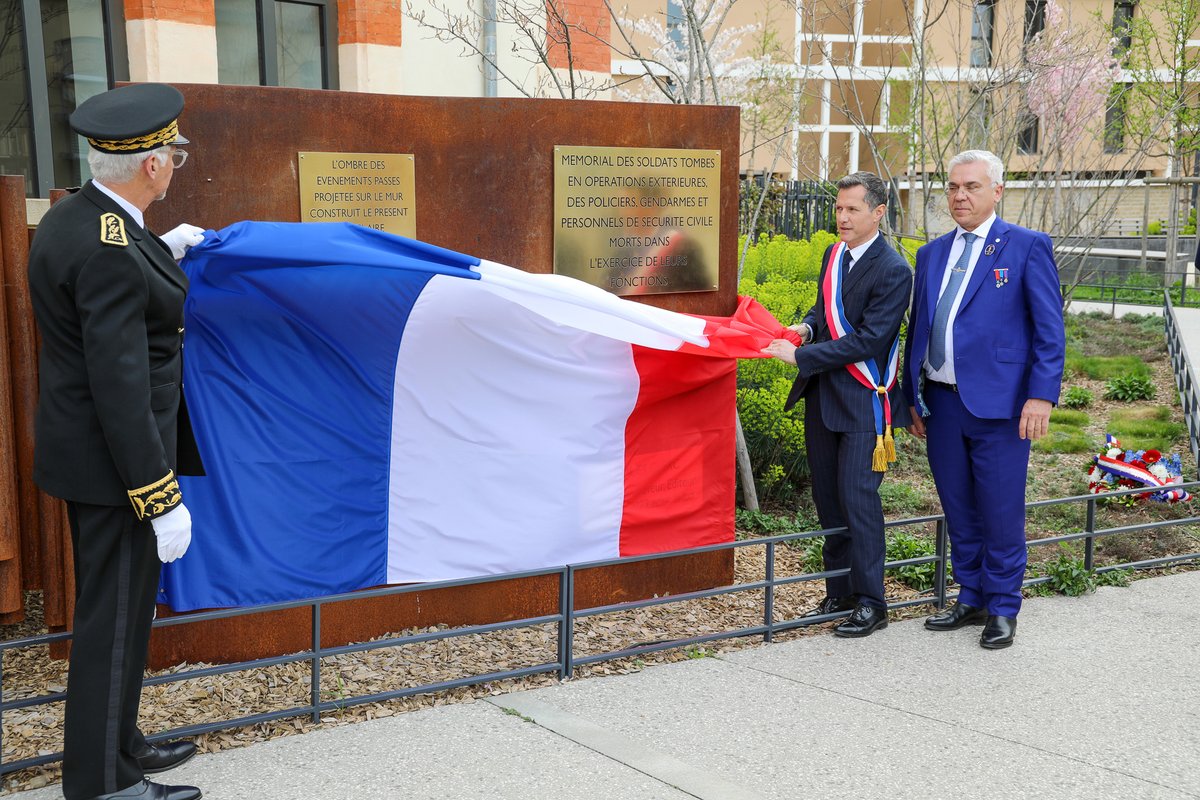 NDaragon's tweet image. Inauguration du #Mémorial des #soldats tombés en opérations extérieures, des #policiers, #gendarmes et personnels de sécurité civile morts dans l’exercice de leurs fonctions
Un monument unique en son genre, une première en France. Une œuvre forte de #mémoire et de transmission.