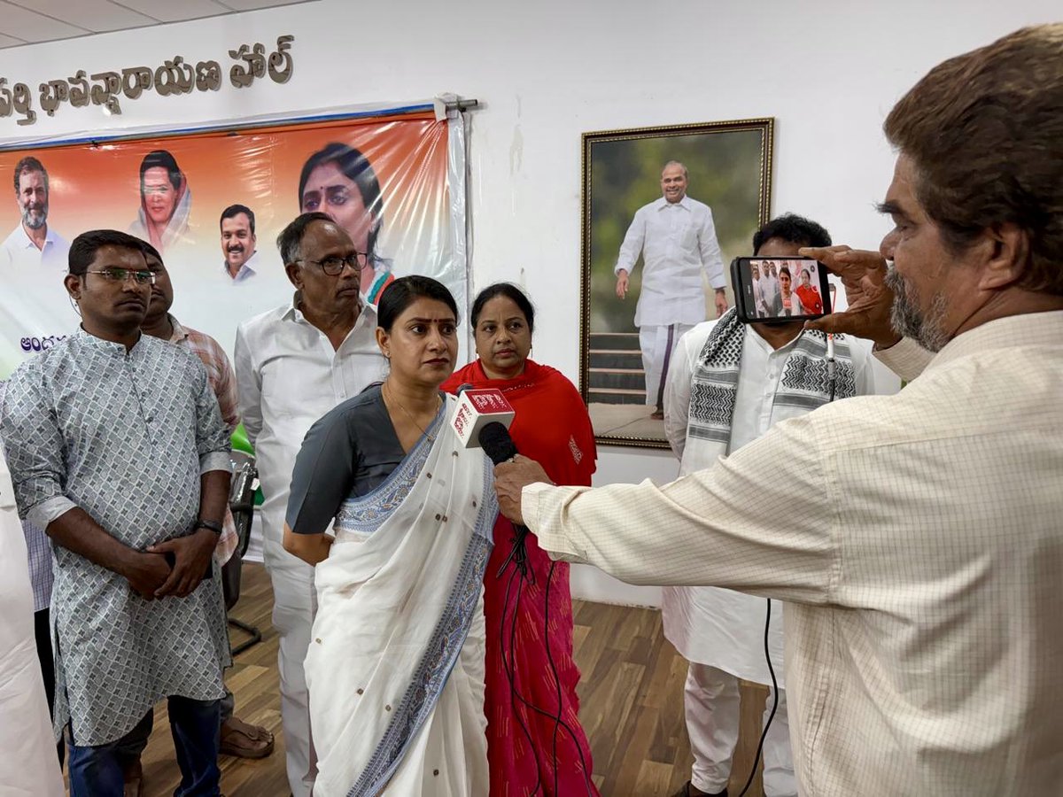DrPalakVermaINC's tweet photo. Glimpses from Press Conference followed by NTR District ( Rural ) Congress Meeting at Andhra Ratna Bhawan , Vijaywada.
#LeadershipJourney
#GrassrootsLeadership
#CommunityEngagement
#LeadershipInAction
#ConnectingWithCommunities
#ProudCongressian
#localpride
#TeamWork
#incindia https://t.co/W4Hqbt3KC3