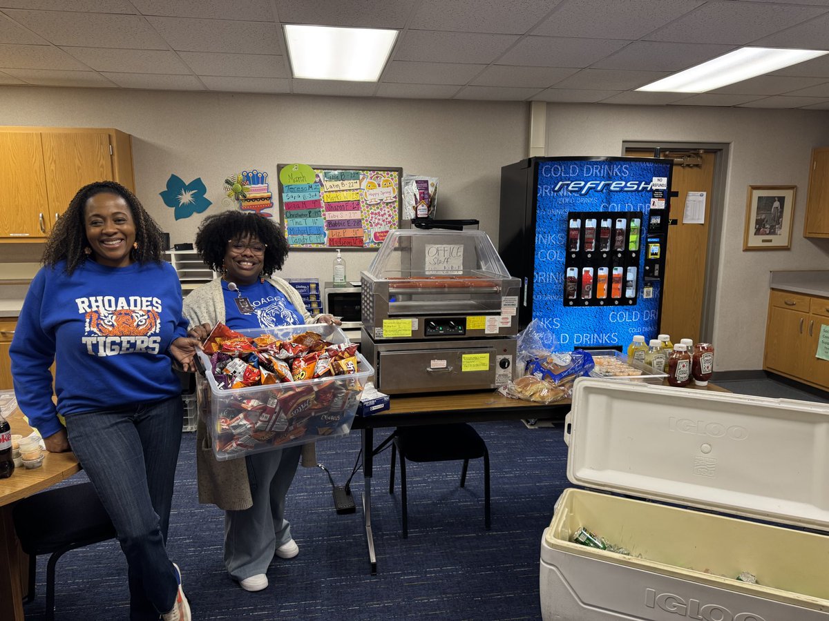 Nothing says the Friday before Spring Break better than “Franks’ Friday”!!!  Enjoying Rhoades’ spirit wear and hotdogs, chips, and more before spring break begins!!!  Thanks Pratcher 😉 #weareWayne #SPRINGBREAK2025 #Rhoades #Tigers