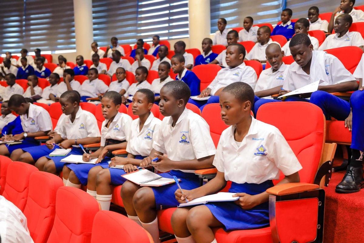 Students and teachers from Seeta High School embarked on an inspiring study trip to the Uganda Registration Services Bureau (URSB), where they immersed themselves in key concepts related to #businessregistration processes.
Dressed smartly and filled with curiosity, the students