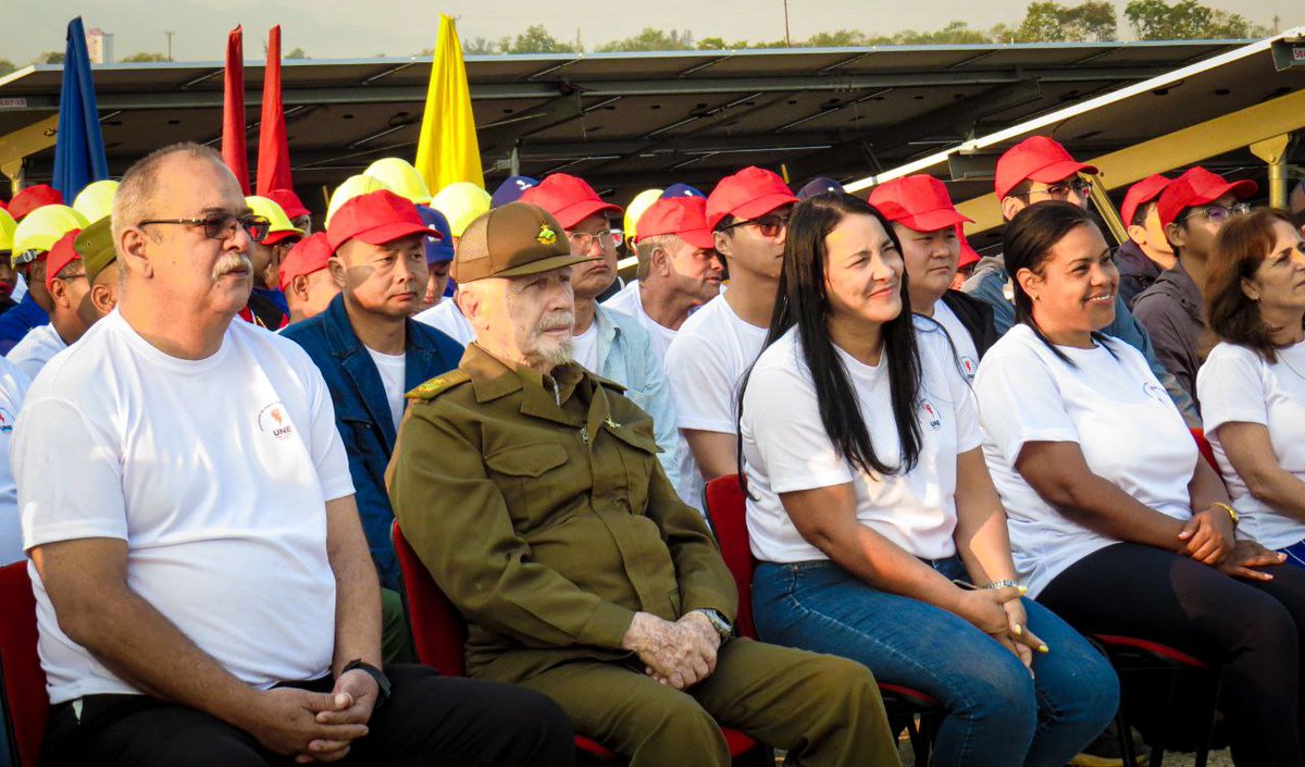 cubadebatecu's tweet photo. ☀️⚡El Comandante de la Revolución, Ramiro Valdés Menéndez, asistió hoy a la apertura del parque solar fotovoltaico “La Sabana”, ubicado en la provincia de Granma y el primero de su tipo en operaciones en este territorio del oriente cubano.

🔗https://t.co/NS2VJSLFvD https://t.co/HsMpSDKA5G