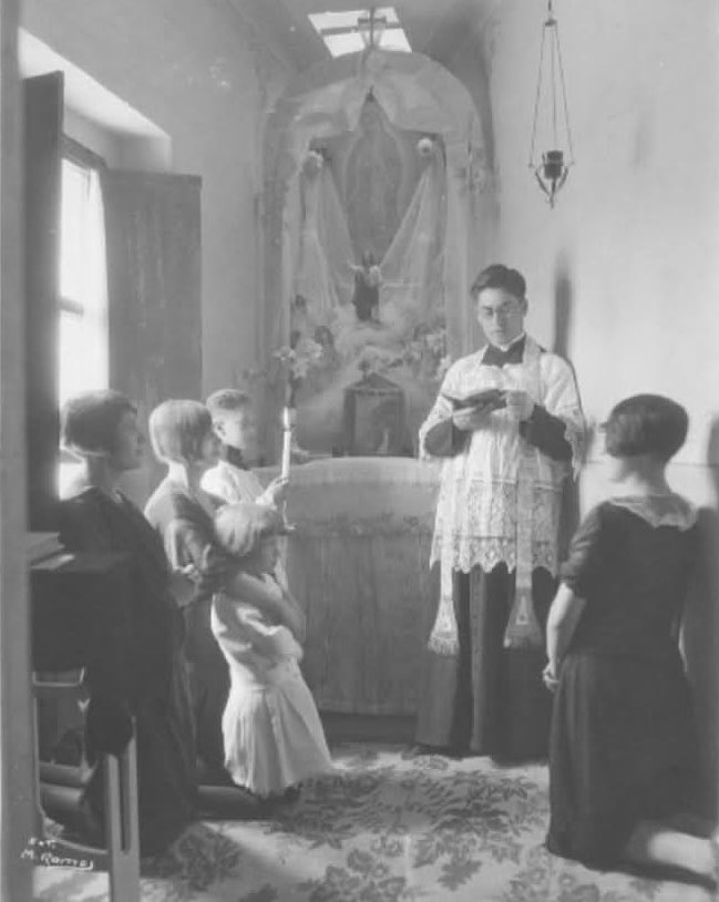 UnaVoceSevilla's tweet photo. Misa tradicional celebrada en las catacumbas durante la persecución a los cristeros en México. Año 1927 https://t.co/hpuIXmZ8GF