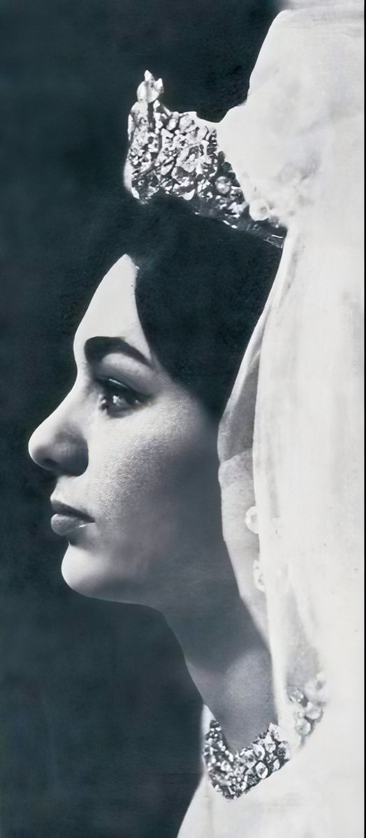 ParsaKoorosh's tweet image. ملکه عزیز شهبانو فرح پهلوی ❤️⭐👑