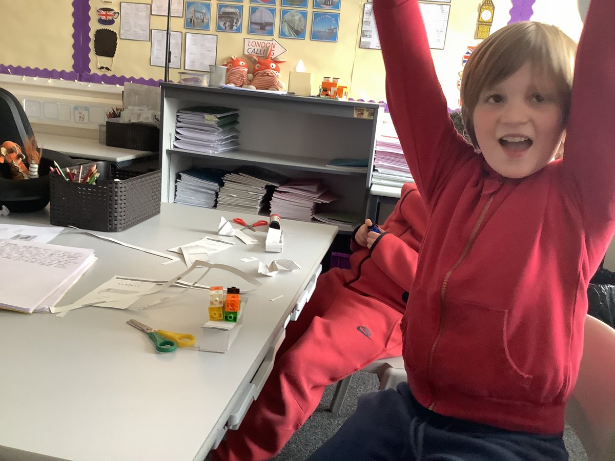 ReinwoodJuniors's tweet image. #RJS4D enjoyed learning about bridge structures in DT today and experimented with different designs to test for strength using paper and card #RJSDT
