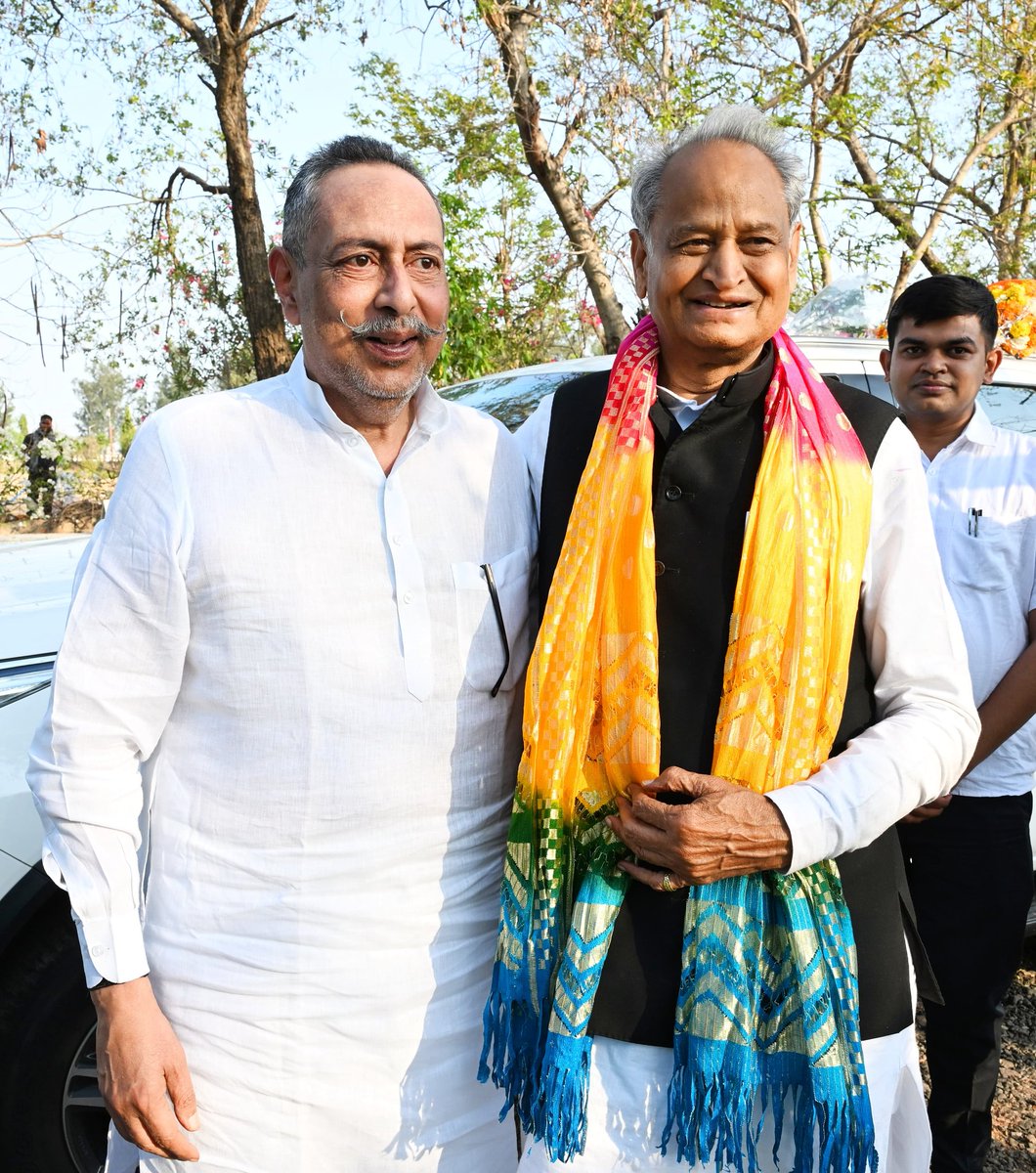 ashokgehlot51's tweet image. आज भरतपुर में पूर्व पर्यटन मंत्री श्री विश्वेंद्र सिंह से मुलाकात की।