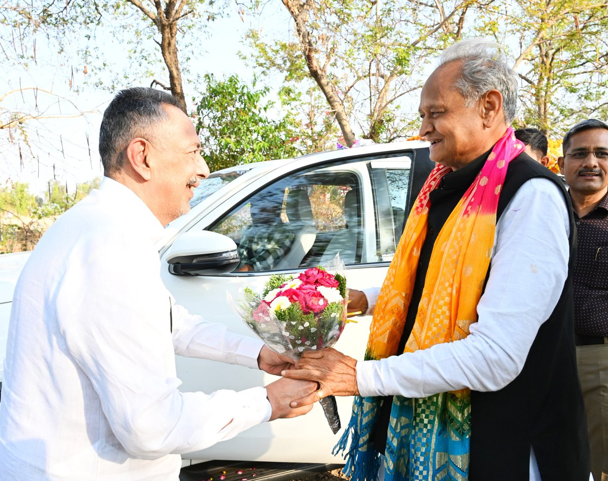 ashokgehlot51's tweet image. आज भरतपुर में पूर्व पर्यटन मंत्री श्री विश्वेंद्र सिंह से मुलाकात की।