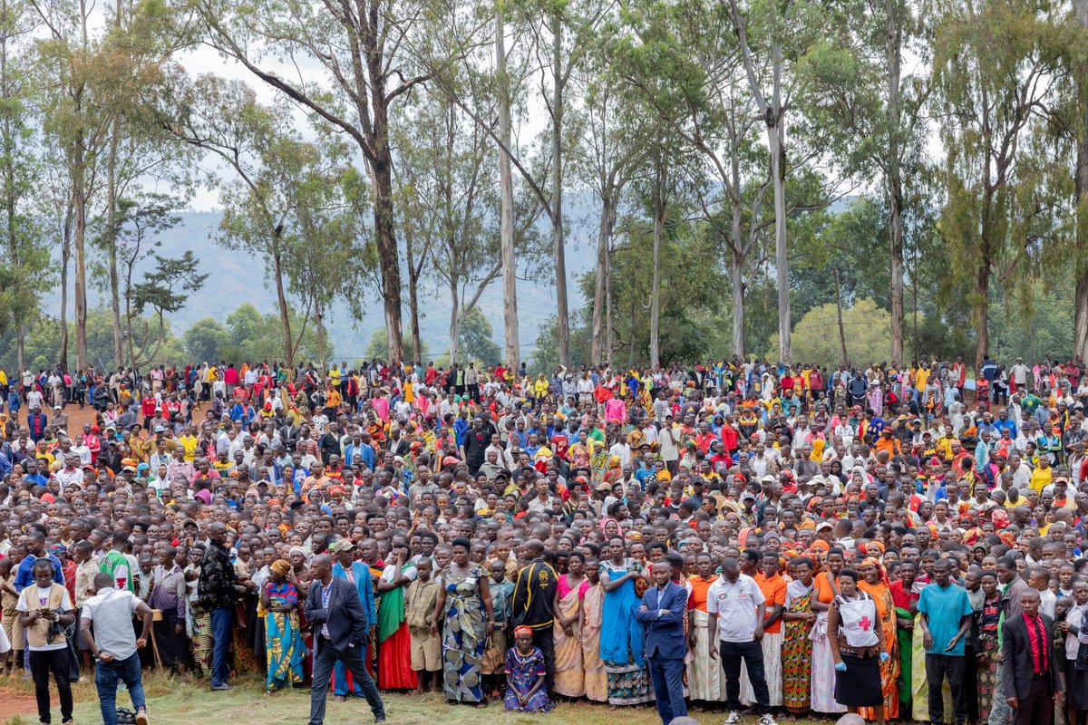 OPDD_Burundi's tweet image. SE @Burundi1stLady exhorte la population, en particulier les parents, à respecter le calendrier vaccinal pour assurer un avenir sain à leurs enfants. C'était lors d'une campagne de sensibilisation ce vendredi à #Gahombo #Kayanza, sur  l'importance des vaccinations au Burundi.