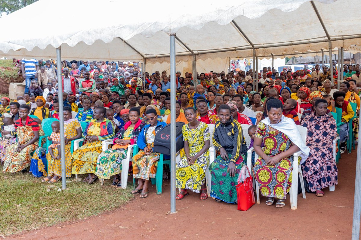 OPDD_Burundi's tweet image. SE @Burundi1stLady exhorte la population, en particulier les parents, à respecter le calendrier vaccinal pour assurer un avenir sain à leurs enfants. C'était lors d'une campagne de sensibilisation ce vendredi à #Gahombo #Kayanza, sur  l'importance des vaccinations au Burundi.