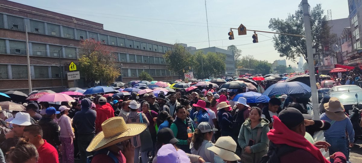 Masta_CI_'s tweet photo. Prepara la CNTE marcha hacia el Zócalo de la CDMX como última actividad dentro del paro de 72 HRS. Continúan con la exigencia de la respuesta a su pliego petitorio. Jubilación digna. https://t.co/84FgSB0qyg