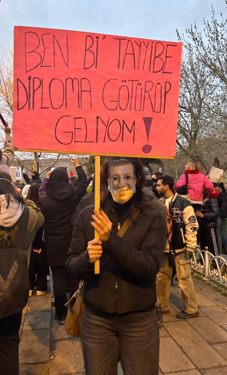 Saraçhane’ye giden gençler:

“Ben bi Tayyibe diploma götürüp geliyorum.”