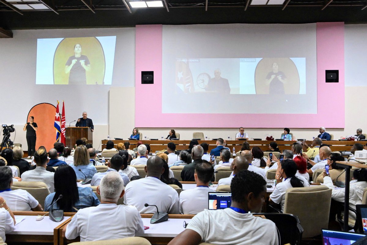 Ayer compartí con representantes de la comunidad de personas sordas de #Cuba en su VI Asamblea General. Les ratifiqué que por muy difíciles que sean los tiempos, la Revolución no renunciará a su inmensa obra social. Seguimos batallando por la inclusión.

presidencia.gob.cu/es/noticias/la…