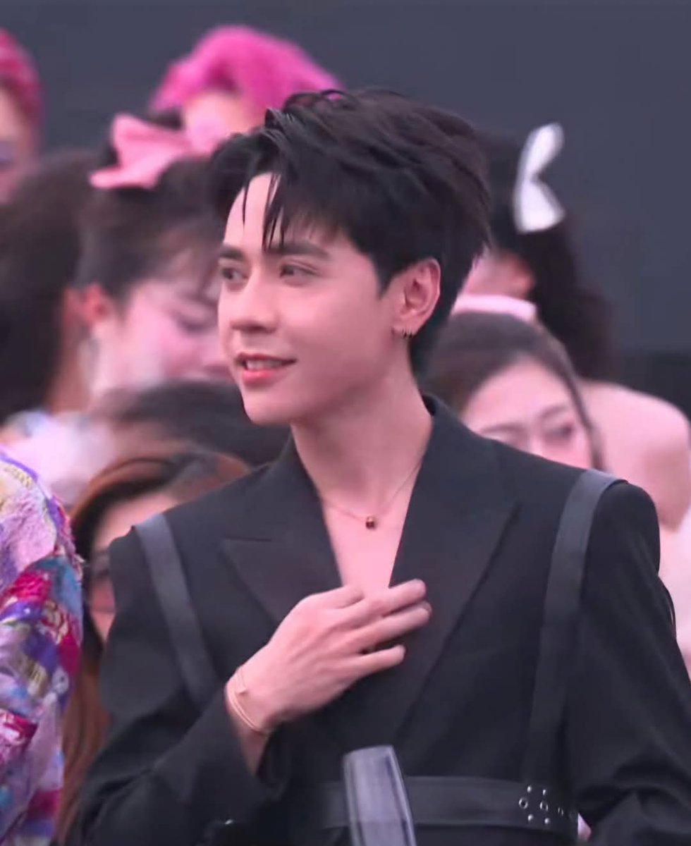 ngoclinh1002's tweet photo. Thần
#QuangHungMasterDxATSHD5
#BONCHA×QuangHungMasterD https://t.co/s2zeSID8QW