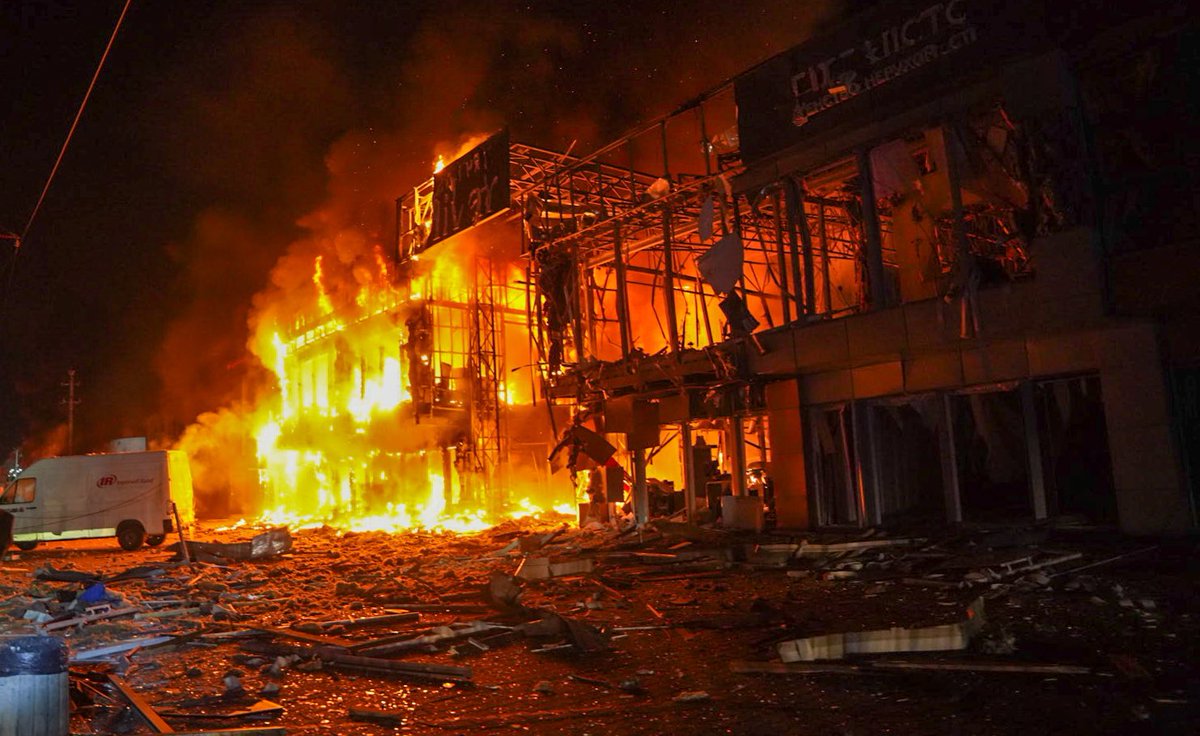 EmmanuelMacron's tweet image. Cette nuit encore, la Russie a montré qu’elle ne partageait sincèrement pas la volonté de paix. Plein soutien au peuple ukrainien.