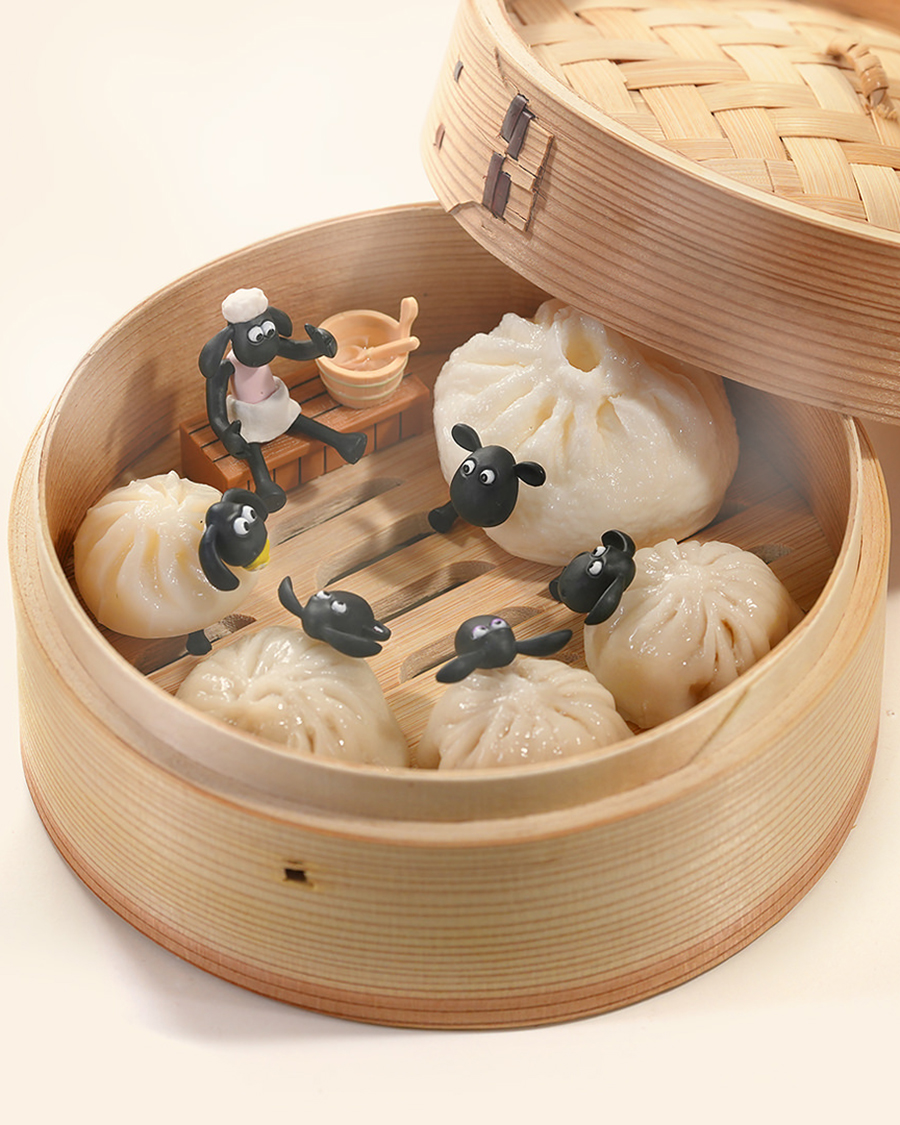 We've shared the amazing work of <a href="/tanaka_tatsuya/">Tatsuya Tanaka 田中達也</a> with you before, which uses everyday objects and food items to create amazing mini worlds. So we just know you'll love seeing his latest sheep-based creation: 'Shaun the Sauna'!