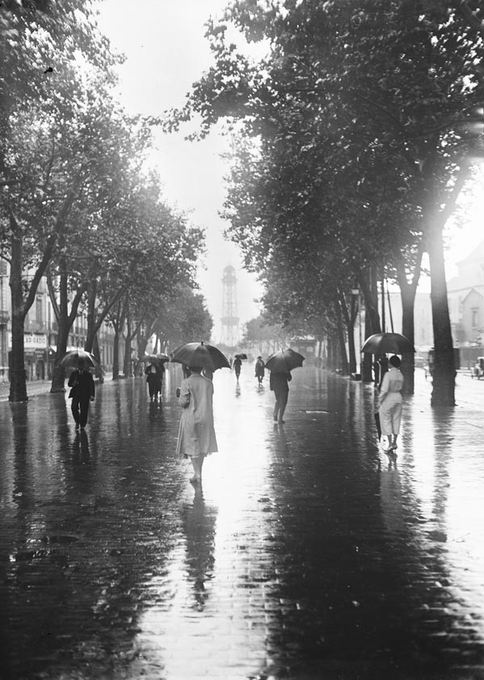 historiesdebcn's tweet photo. La Rambla sota la pluja (c. 1930).  

📷 Josep Maria Sagarra / ANC https://t.co/R0px2vVkf5
