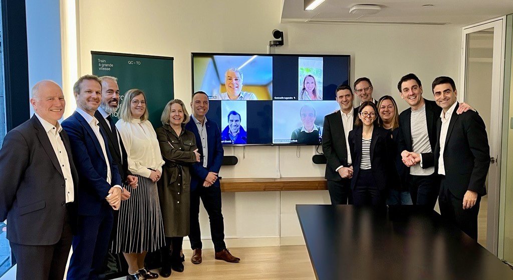 C’est officiellement signé! Un cap important est franchi avec la signature de l’entente entre Alto et Cadence. Maintenant, avec la phase de conception et d’approbation du réseau de train à grande vitesse, on entre dans la réalisation concrète du projet. Avec nos partenaires, nous