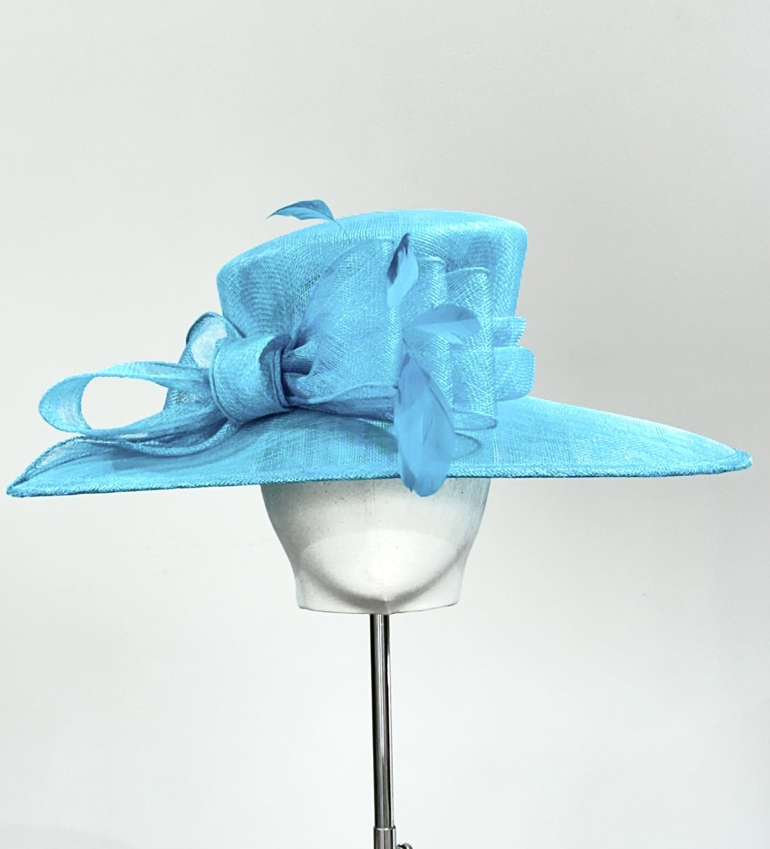 Hat of the week

As spring approaches we have chosen this capri hat with it wide east to west brim, sinamay bow &amp; feathers
Perfect for so many occasions
#hatoftheweek #hat #hatshop #luxuryhatshop #luxuryhathire #hirehat #hathire #hathireuk #wallingforduk #louiseclairemillinery
