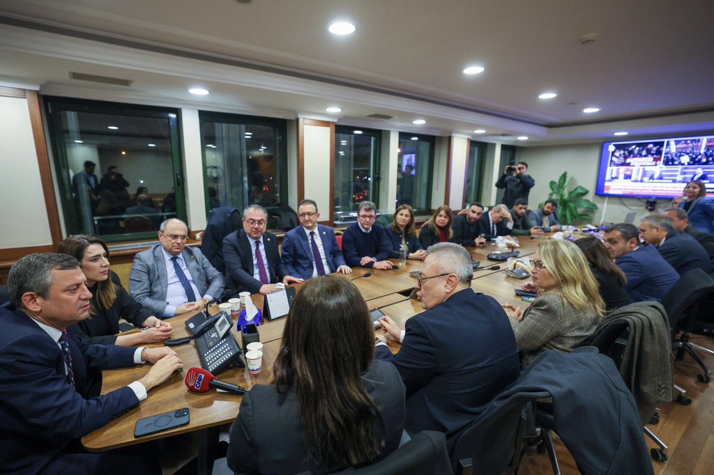 erbilaydnlkCHP's tweet photo. Genel Başkanımız @eczozgurozel öncülüğünde, halkımızın iradesine ve evine sahip çıkmak için gece gündüz Saraçhane’deyiz.

16 milyon İstanbullunun helal oylarıyla seçilen Ekrem Başkanımız, Saraçhane’deki görevine dönene kadar buradayız!

İktidara sesleniyoruz: Hak yemedik, hakkımızı da yedirmeyiz!