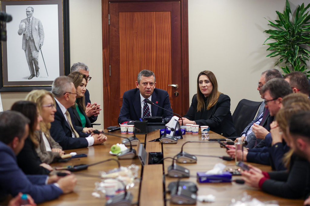 erbilaydnlkCHP's tweet photo. Genel Başkanımız @eczozgurozel öncülüğünde, halkımızın iradesine ve evine sahip çıkmak için gece gündüz Saraçhane’deyiz.

16 milyon İstanbullunun helal oylarıyla seçilen Ekrem Başkanımız, Saraçhane’deki görevine dönene kadar buradayız!

İktidara sesleniyoruz: Hak yemedik, hakkımızı da yedirmeyiz!