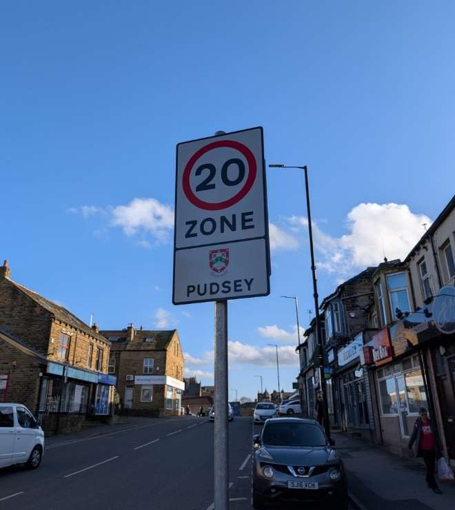 ConnectingLeeds's tweet image. New lower speed limits in Pudsey, Morley, Kippax, Meanwood, Rothwell and Wetherby help make town centres safer for everyone 🚶🏻‍♂️ 

In line with #VisionZero, we're prioritising pedestrian safety and supporting local business by making the environment better for walking &amp;amp; cycling.