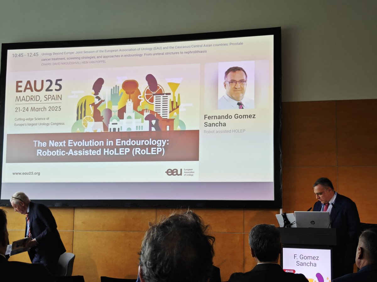 moisessocarras's tweet photo. @fgomsan introducing #RoLEP robotic laser enucleation! During #eau25 https://t.co/ADwOWunu1i