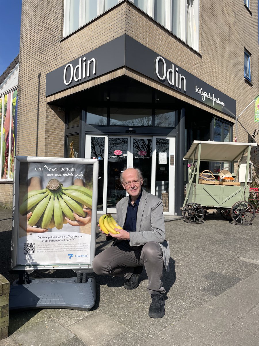bbuizer's tweet image. Vandaag mocht ik bij Odin foodcoop in Leeuwarden op de foto met (h)eerlijke bananen die ik kocht voor een True Price 🍌🥳

@true_price #truepricing