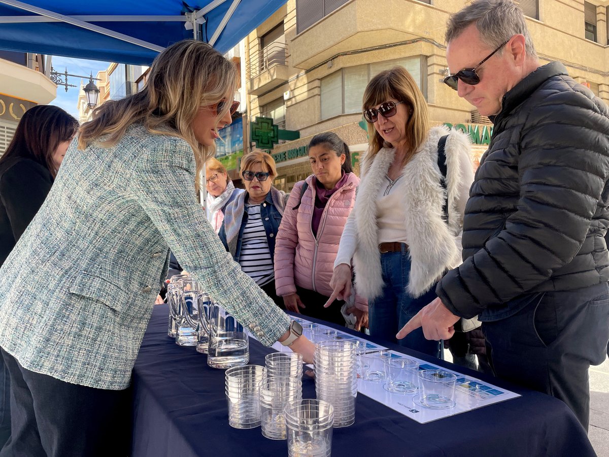 aigueselx's tweet photo. ☀️ Hoy te esperamos en 𝗟𝗮 𝗚𝗹𝗼𝗿𝗶𝗲𝘁𝗮 con una cata de agua y programa especial de Radio Elche Cadena SER para conmemorar el #DíaMundialAgua 💧

¡Ven a descubrir con nuestros técnicos cómo saben distintos tipos de agua! 🚰

#AigüesDElx #Elche #GestiónDelAgua https://t.co/wPjkg4wnHv