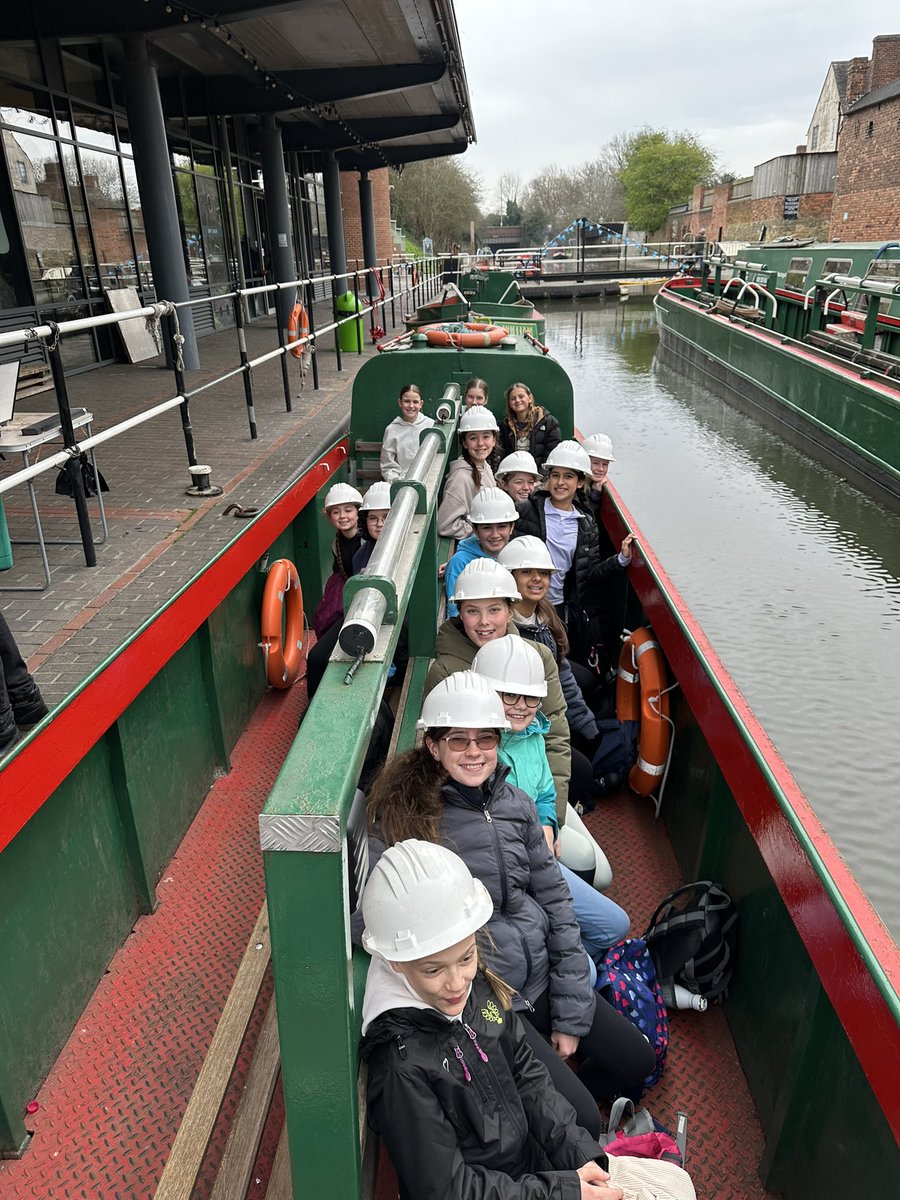 BGS_HistoryPol's tweet photo. 7AJS have been on the canal boat #BGSHistory #BGSYear7 https://t.co/Q1OkquaApp