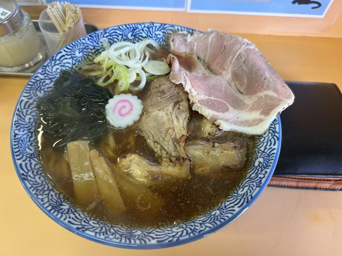 kame_junk's tweet photo. 2月22日14時、1年ぶり2回目の訪問
AKKeyラーメン(中太麺) 900円
ローストポーク 200円
チャーシューの厚さと量に驚きました
夜は急遽2月末で閉店する事になったTaKaNo家でモツ煮テイクアウト
1月に初訪問しお気に入り店だったので残念
#Akkey
#幸手
#Twitter晩酌部
#ツイッター晩酌部
#X晩酌部 https://t.co/fENErHiqx9