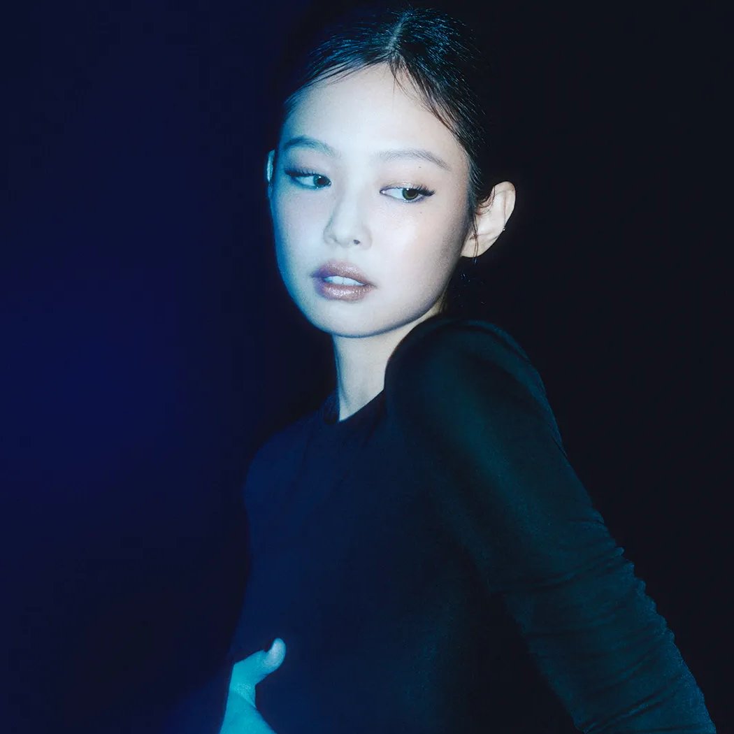 NEWSJENNlE's tweet image. Q: Behind the scenes, you have a strong team of women helping run your label. Why was that important to you?

#JENNIE: I consider it to be important to work with people that you share good energy with, and I naturally started to gravitate toward empowering women. I’m still…