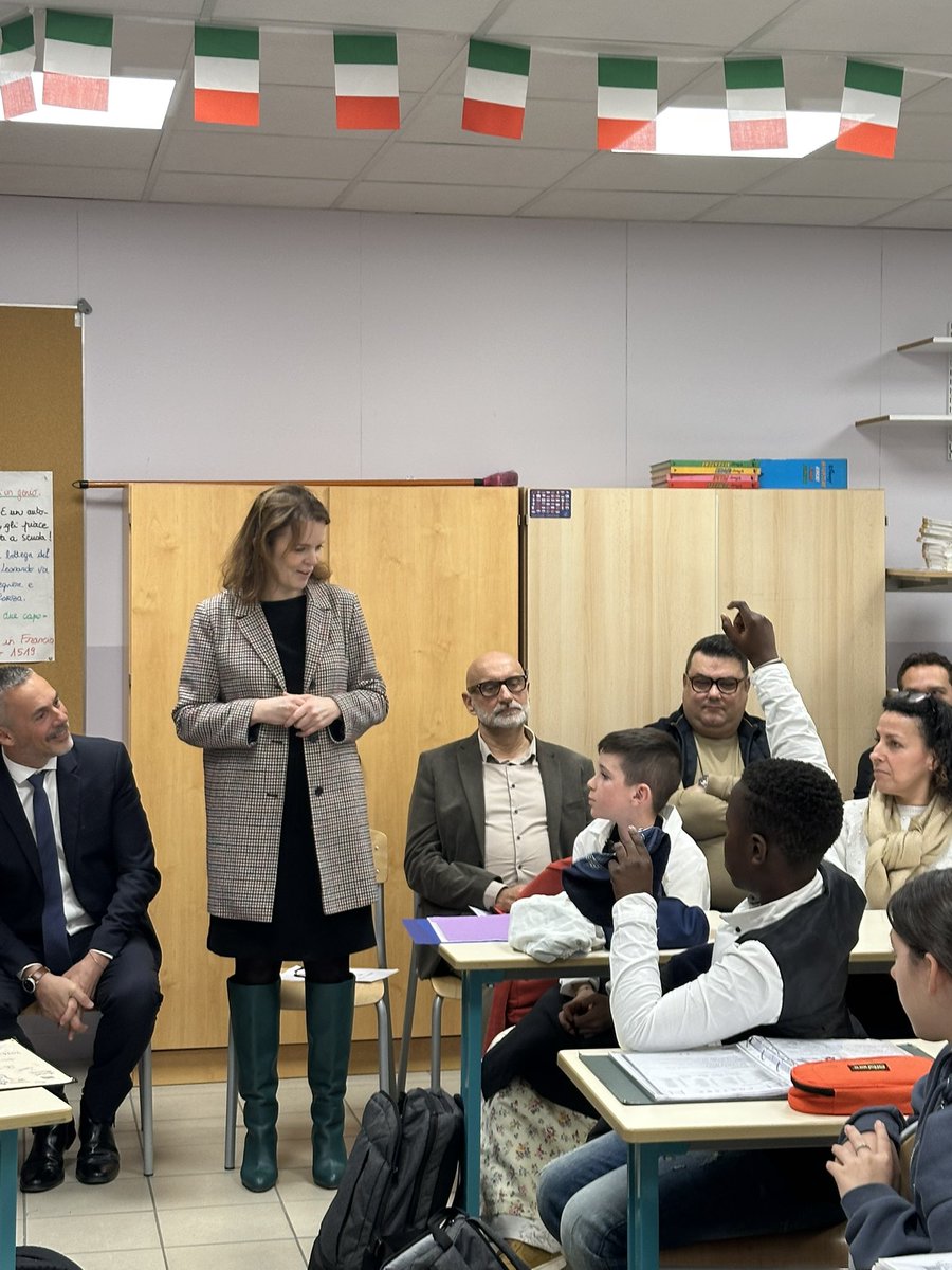 [SemaineDesLangues] Immersion dans la #SectionInternationale italienne du clg Villeneuve de Fréjus. Une formation d’excellence pour nos élèves des RECT. Bravo aux élèves pour ces remarquables saynètes et merci aux acteurs des SI du Var pour nos échanges constructifs.