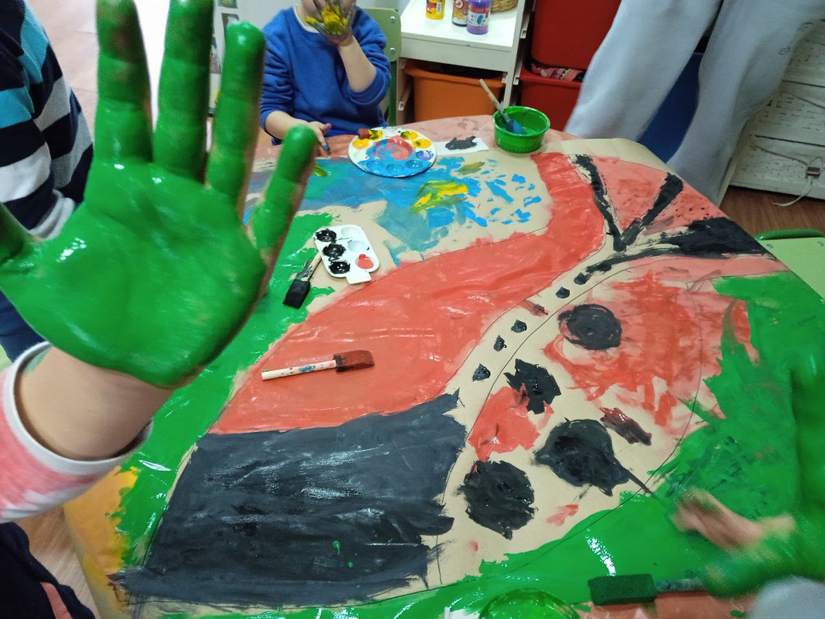 Esta semana continuamos a trabalhar no álbum de mulheres, a 1a protagonista foi a pintora Menchu Lamas, que já conhecíamos polas súas obras de grande tamanho. Entre todas desenhamos um grande peixe🐟🐞joaninha como o de Menchu.

#EscolasSemente #Galego #Vigo #Teis