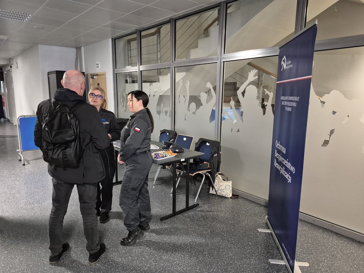 OdzkaS's tweet photo. Spotkaliśmy się z lekarzami w trakcie egzaminów specjalizacyjnych, aby przedstawić im oferty pracy w jednostkach penitencjarnych. 🧑‍🔬🩺👮‍♂️👇
https://t.co/FcYlvcHEeF https://t.co/ot3TWfQ6pn