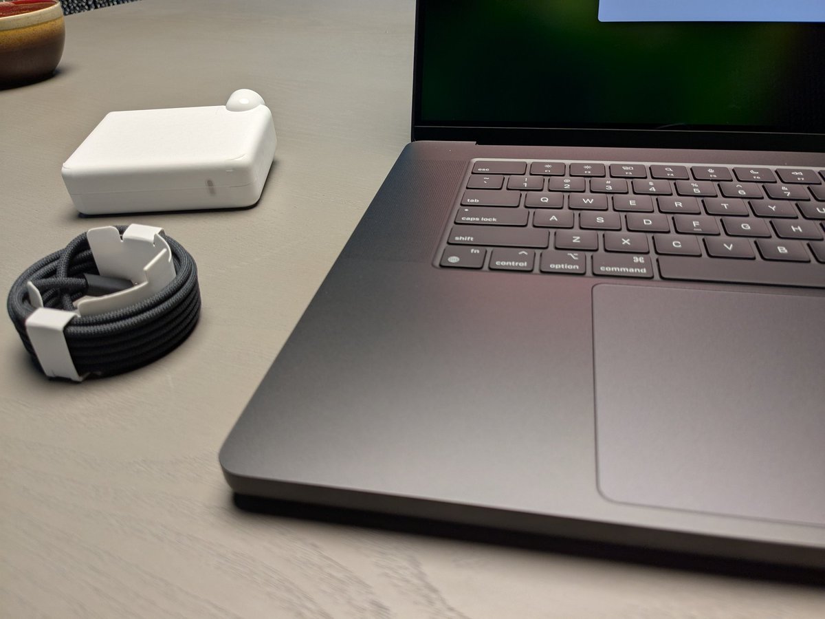 VVishnuKiran1's tweet photo. My corporate lap stopped working yesterday and I requested a new device.
Got a brand new MacBook Pro M4 delivered today.
One of the many perks of working at this company
#googlelife #googleswe #googleindia
#macbookpro https://t.co/35KQpjBpzG